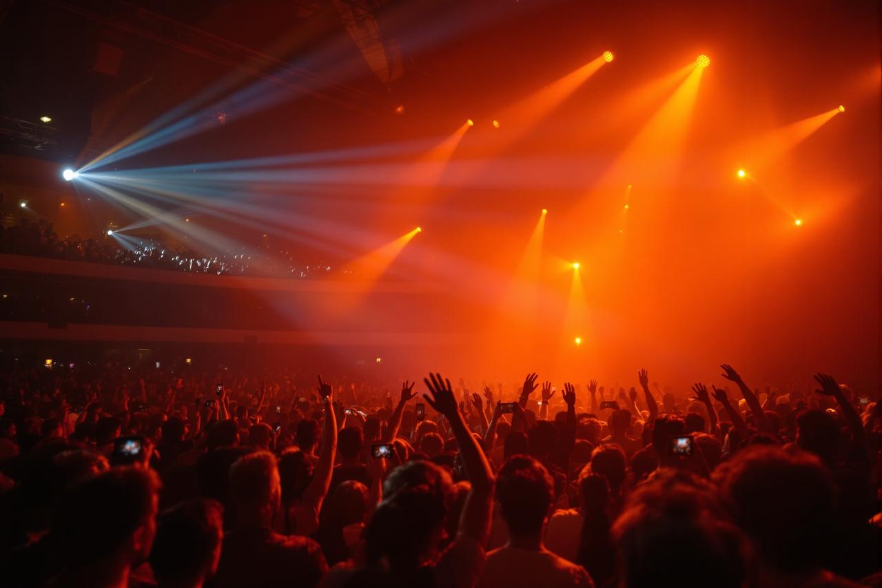 国产三级片影迷见面会圆满举行，万名粉丝热情参与